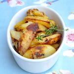 Patate in padella con timo, aglio e pomodoro