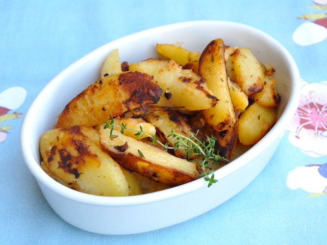 Patate in padella con timo, aglio e pomodoro