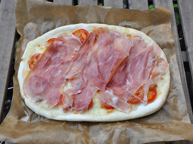 Pizza senza glutine con pomodorini e crudo