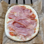 Pizza senza glutine crudo e pomodorini