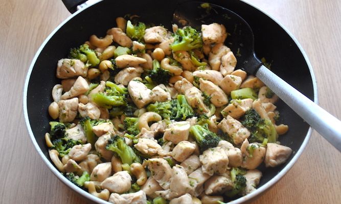 Pollo con broccoli e anacardi