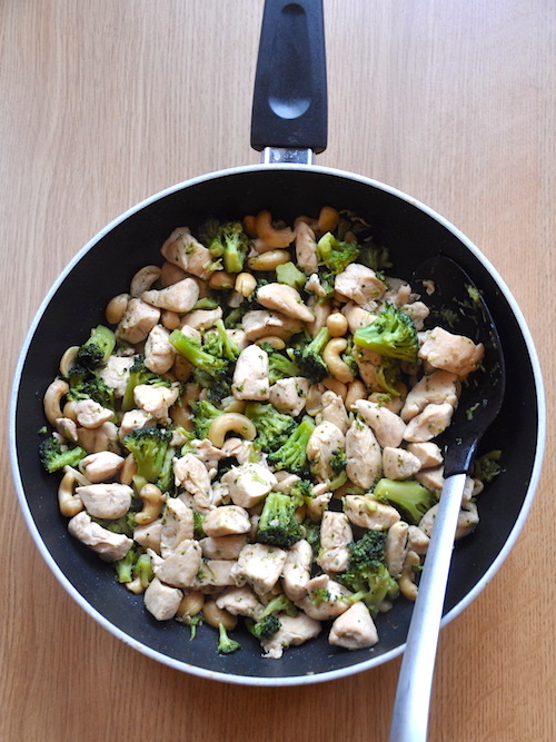 Pollo con broccoli e anacardi