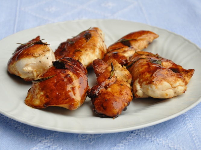 Pollo al miele, salvia e rosmarino