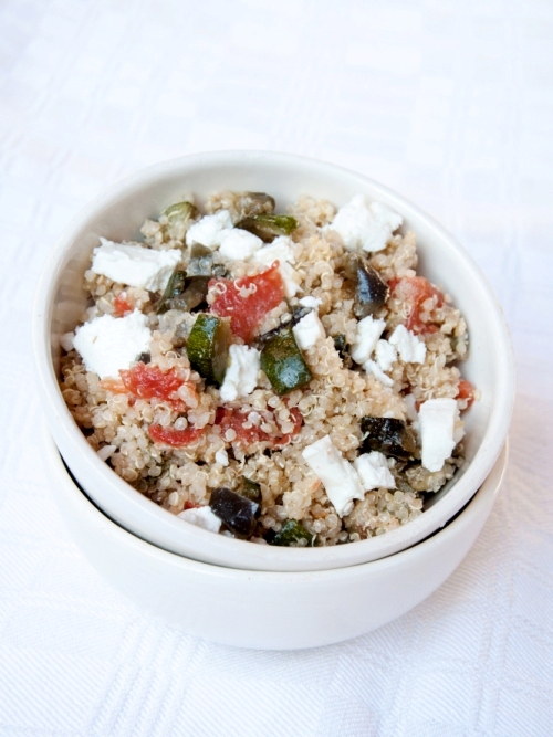 Quinoa con feta, verdure e menta