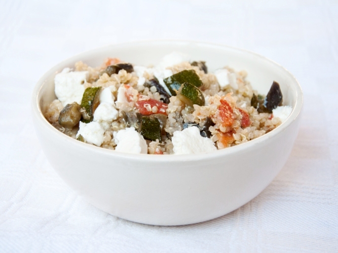 Quinoa con feta, verdure e menta