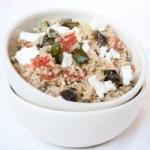 Quinoa con feta, verdure e menta