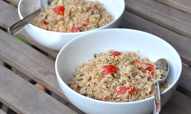 Quinoa con pomodorini, basilico e pinoli tostati