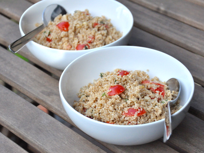 Quinoa con pomodorini, basilico e pinoli