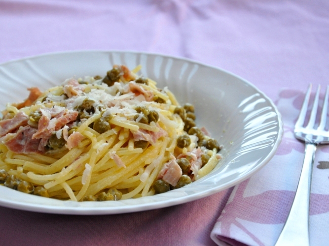 Pasta al prosciutto e piselli