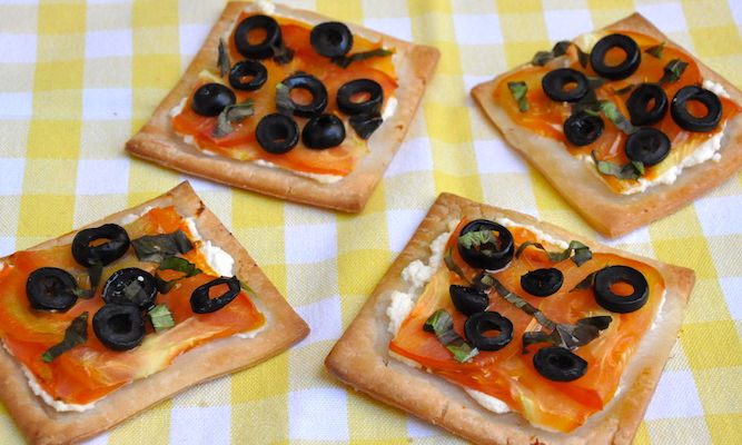 Tartine con ricotta, pomodori e olive nere