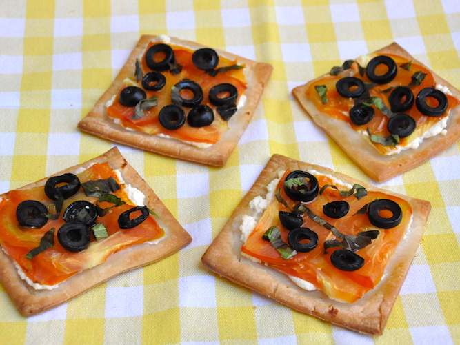 Tartine con ricotta, pomodori e olive nere