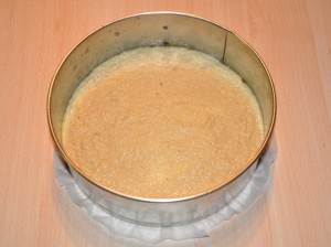 Torta amaretto senza glutine pronta per essere infornata