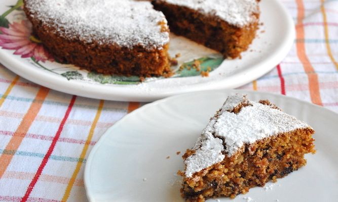 Torta senza glutine con pangrattato, amaretti e cioccolato fondente