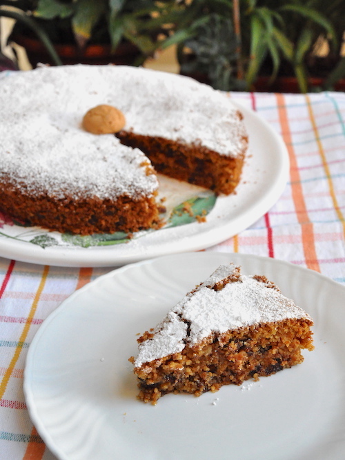 Torta senza glutine con pangrattato, amaretti e cioccolato fondente