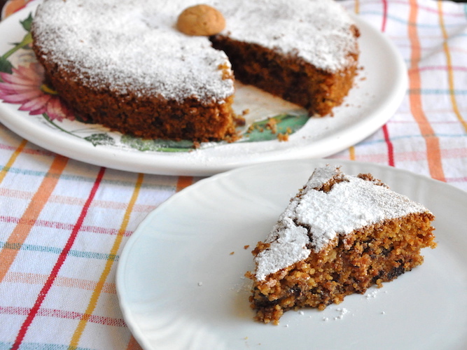 Torta senza glutine con pangrattato, amaretti e cioccolato fondente