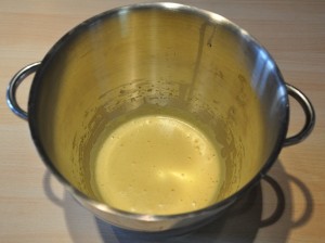 Uova montate con lo zucchero Uova montate con lo zucchero