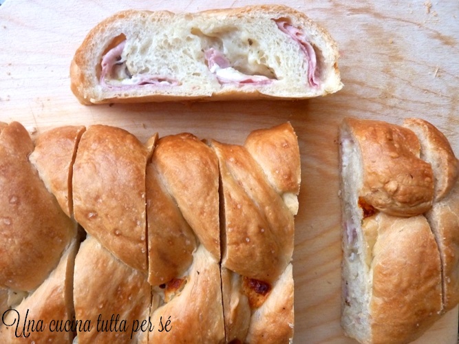 Treccia salata ripiena di prosciutto, mozzarella e stracchino